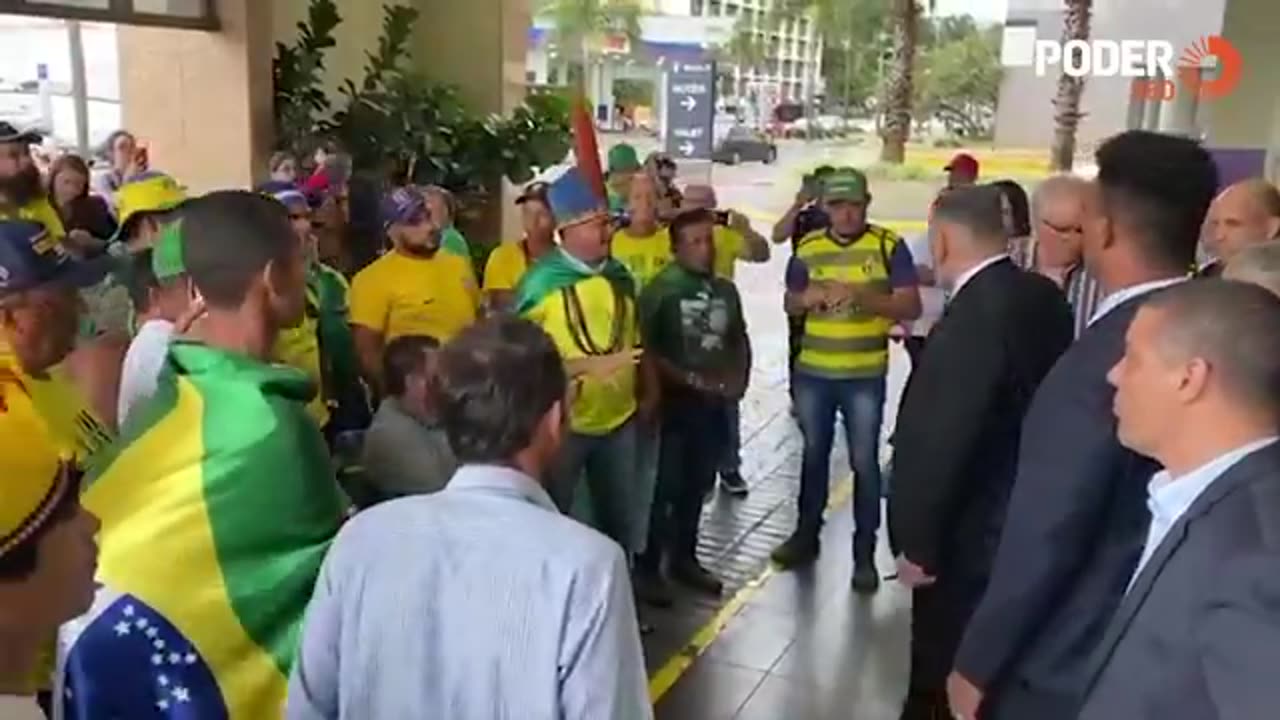 Indígenas e manifestantes protestam contra Lula em hotel de Brasília