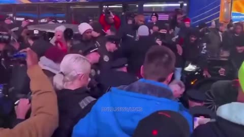 Violent Antifa Terrorists attempt to intervene as NYPD begin to make arrests - 1/27/23