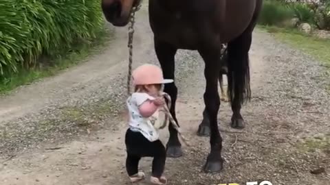 little girl starting to head off with the horse😂😍