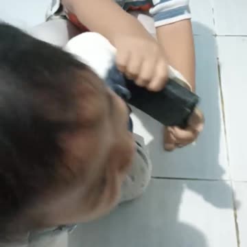 Bayi rebutan dompet lucu