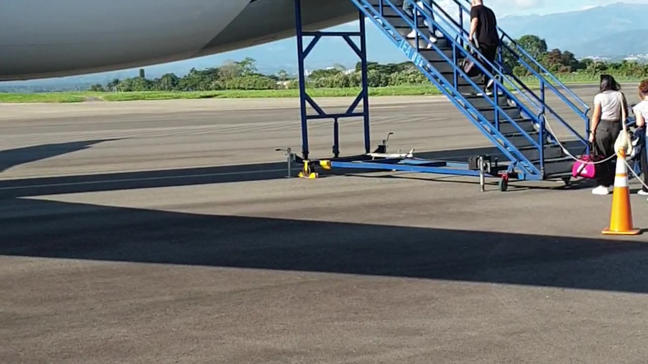 Boarding a Plane in Armenia, Colombia. P2 ✈️🇨🇴