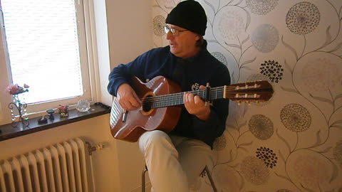 Roland spelar och sjunger Lilla Vackra Anna. Sadelmakareg. 3B, Helsingborg 17 Febr. 2014