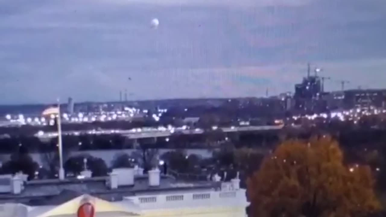 Orbs in the sky by White House : 2022 december aprx