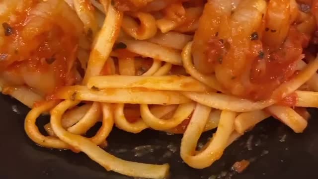 DELICIOUS SHRIMP MARINARA OVER LINGUINI