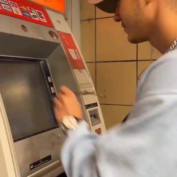 SAFARI? Nein, einfach nur Geldabheben in Kreuzberg