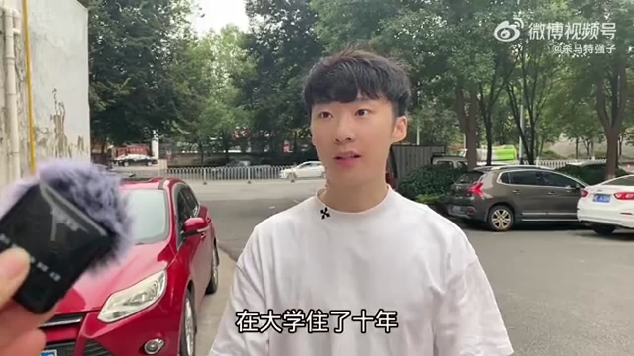 见过啃老的，第一次见啃学校的