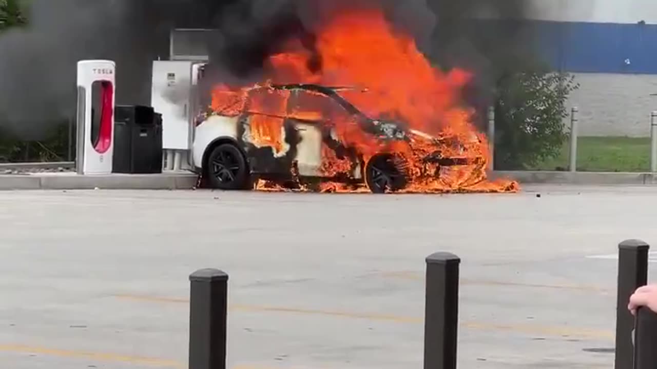 💥💥 BOOM 💥💥 Your Tesla car can now explode at the Tesla charging station....