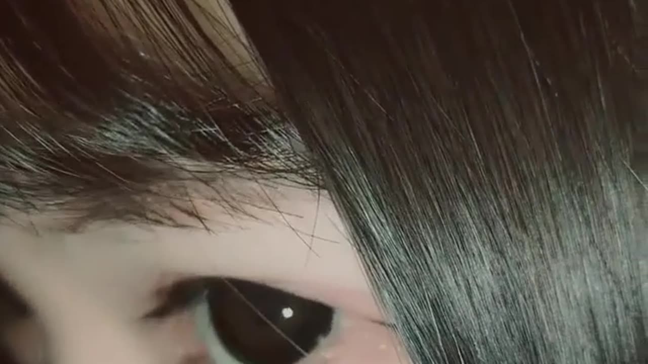 Little girl: The first day of 2020 to be a girl with big eyes