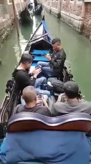 Buongiorno dalla Smart city Venezia, dove il gondoliere