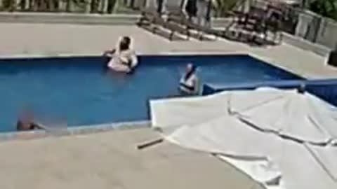 Mulher tenta afogar crianca em piscina horror