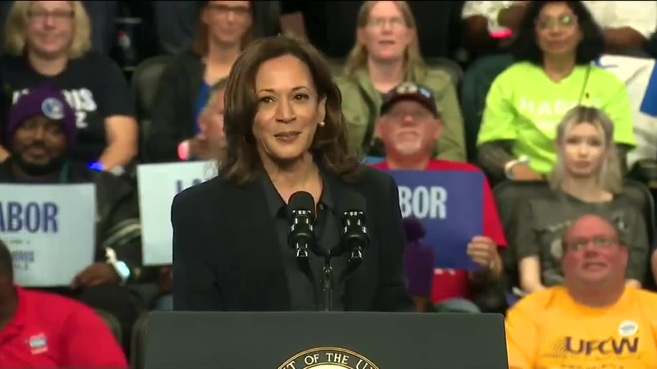 Kamala Harris’ teleprompter broke mid speech and she malfunctions