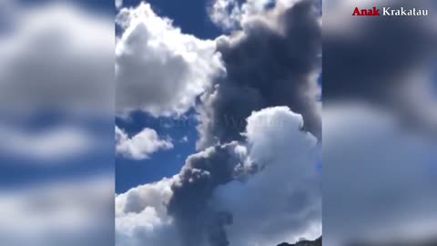 INDONESIA - GRANDE VULCÃO ENTRA EM ERUPÇÃO