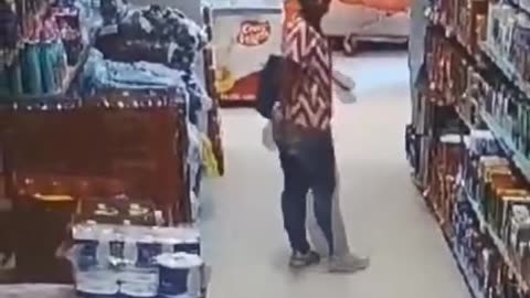 Robo en tienda Ara de Santa Marta queda registrado en cámaras de seguridad