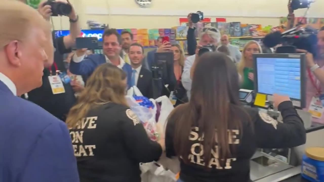 President Trump helps a mom of 3 pay for her groceries ❤️🇺🇸