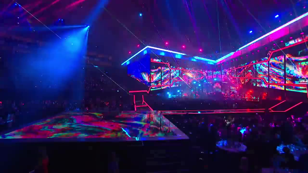 The Chainsmokers & Coldplay - Something Just Like This (Live at the BRITs)