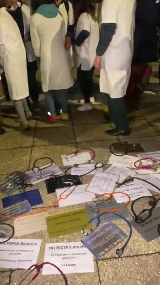 France doctors throw down their stethoscopes in protest of a failed health system.