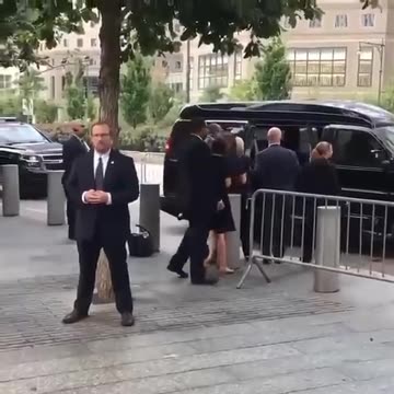 WHEN HILLARY 🧐WAS ARRESTED🚔 WHEN HER KNEE BUCKLED WHO DID SHE 👀