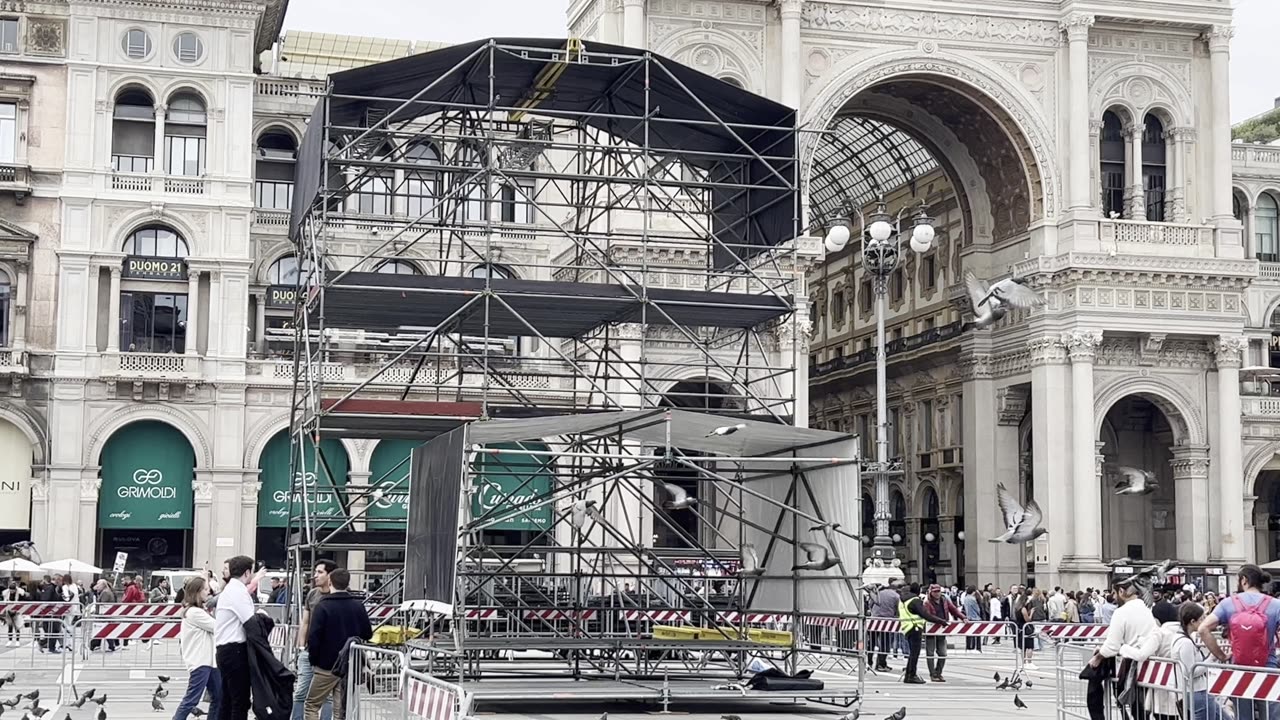 Milano, preparazione del palco per Radio Italia Live in piazza Duomo