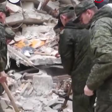 Russian soldiers helping the victims of the Syria