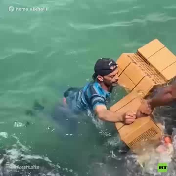 Ayuda humanitaria lanzada al mar
