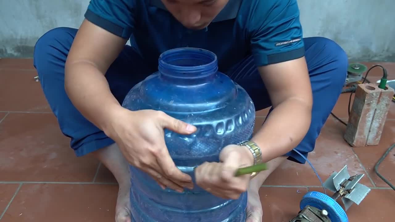 Turn Plastic Bottles Into A Simple And Creative 220V Water