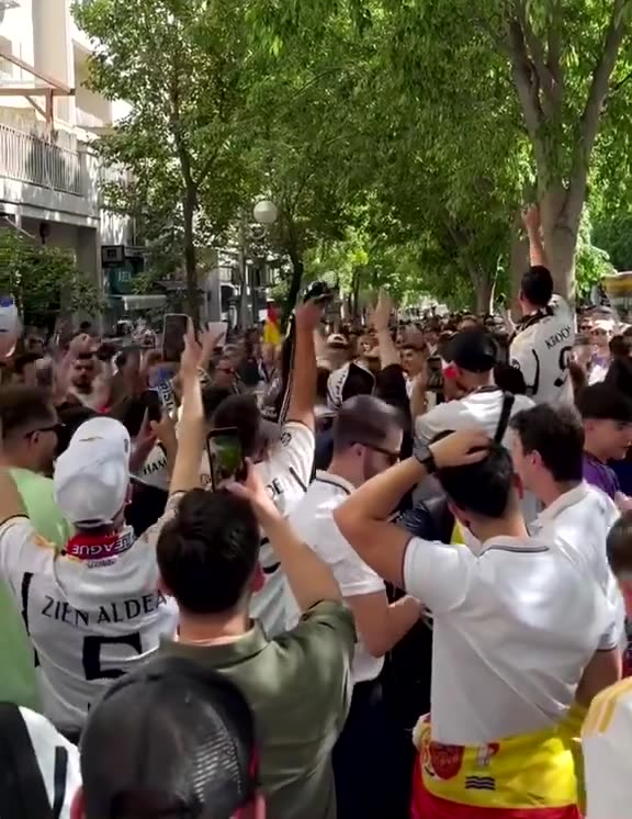 Real Madrid fans chanting against Messi hours before their match against Bayern