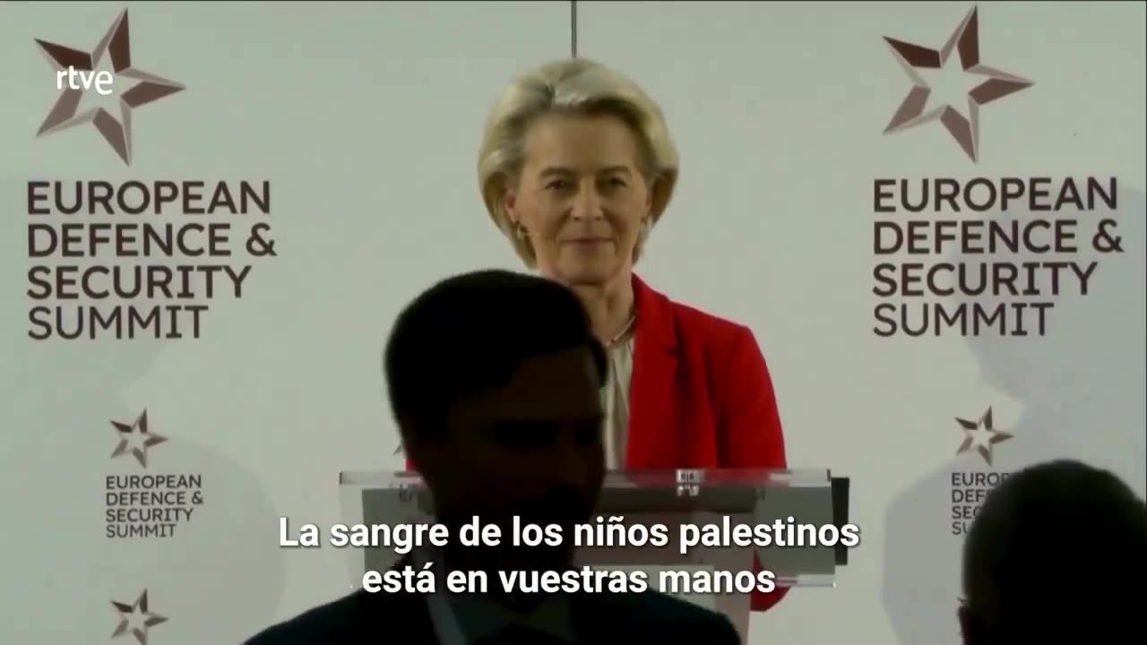 Interrumpen a Von der Leyen y la acusan de tener “sangre de niños palestinos” en sus manos.