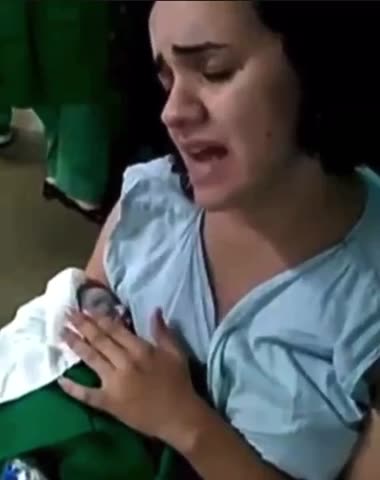 A DOCTOR 👨‍⚕️ TOLD A MOM SHE HAD A STILL BORN MOM GRABS 👶SINGS PRAISES🤲 TO GOD BABY STARTS CRYING