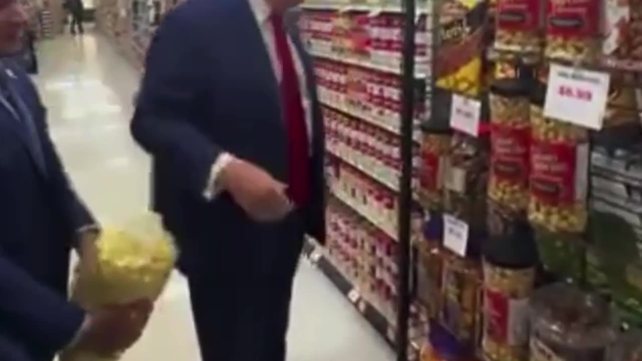 Trump takes home POPCORN 🍿 from Sprankle’s Neighborhood Market.