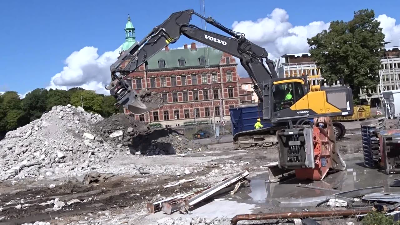 Rivningen av gamla färjeterminalen på Jönsaplan i Landskrona 11 Aug. 2016