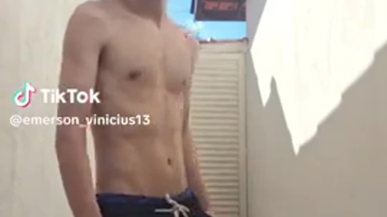 Vi esse Astro boy no ttk e lembrei do pisca reagindo a ele