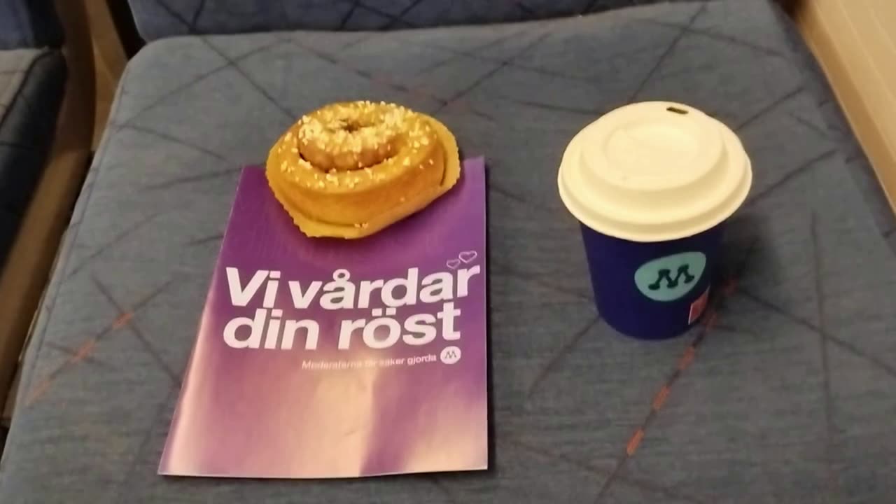 Kanelbullens dag den 4 Oktober. Moderaterna bjöd på kaffe och bulle