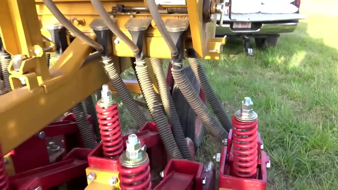 COOL FARM TOOLS EXPLAINED: SEE HOW THE NO-TILL SEED DRILL WORKS!