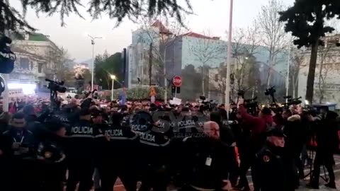 VIDEO/ Protestuesit tentojnë të çajnë rrethimin, përplasen me policinë