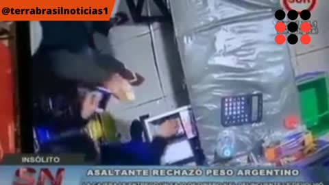 Ladrão desiste de roubo ao ver que moeda era argentina