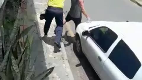 Condutor enfurecido coage agentes de trânsito
