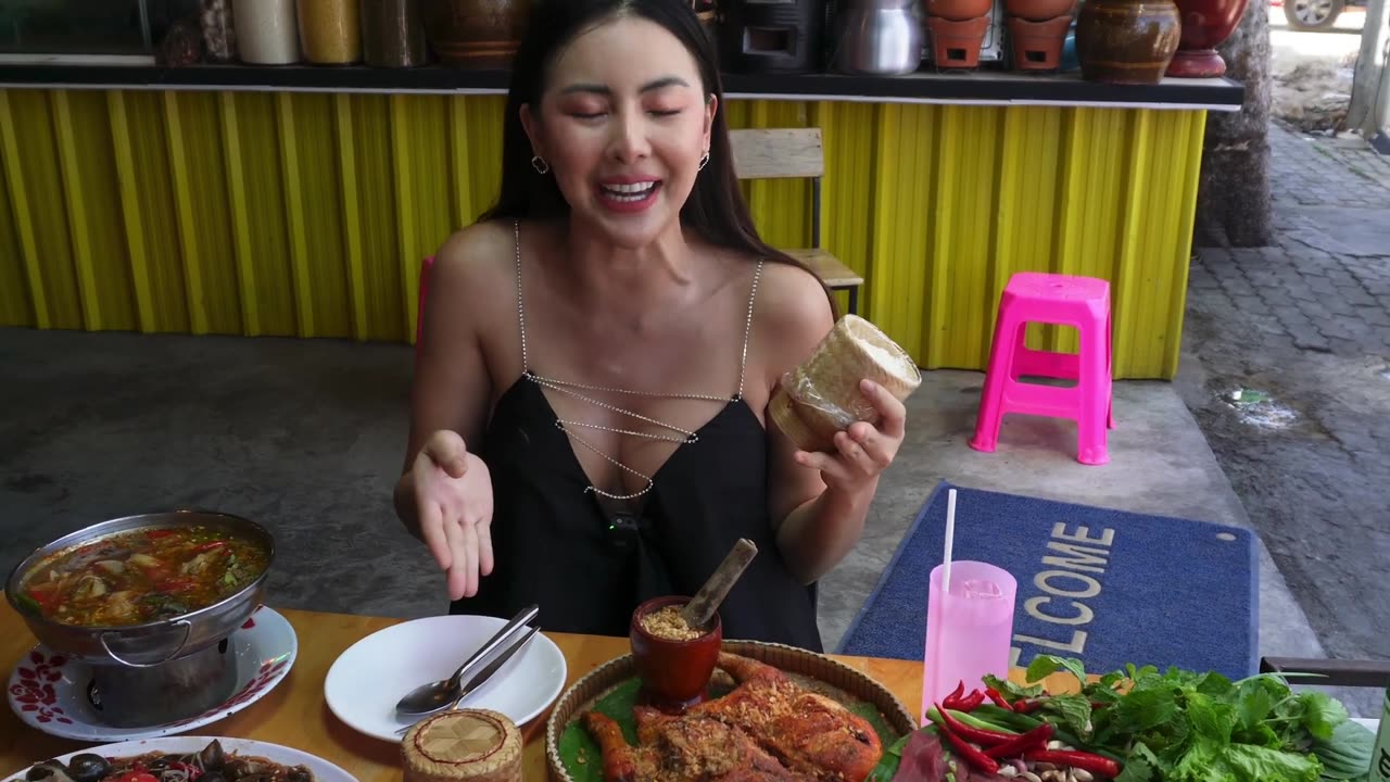 The Most Popular And Beautiful Restaurant Owner In Pattaya -Street_food_Journey