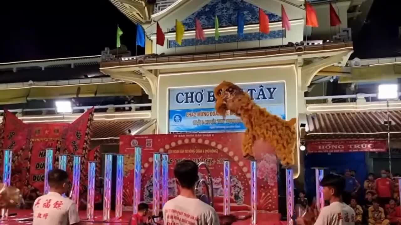 Rồng lân múa tết ở chợ Bình Tây VN