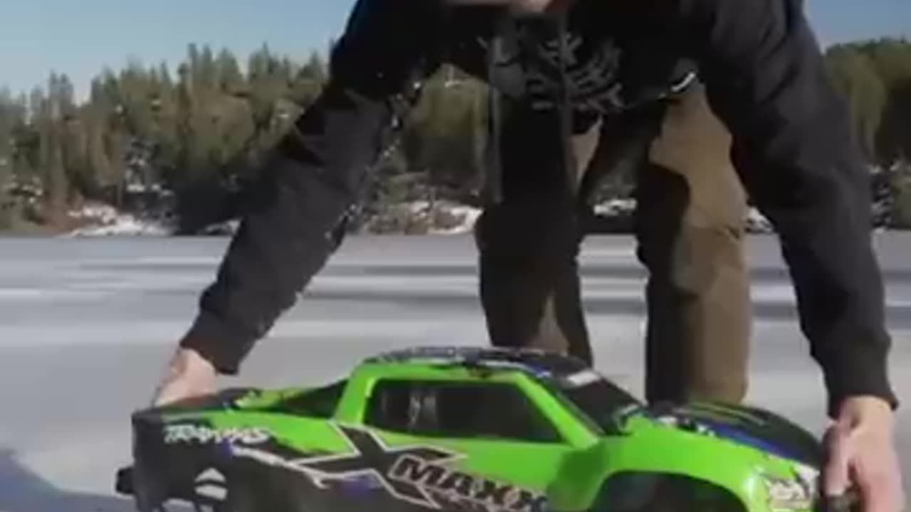 This RC car with razor blade wheels can cut through ice 😳