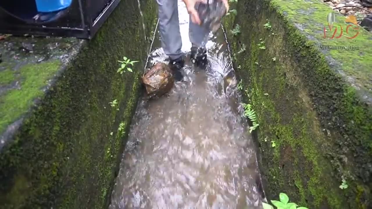 Mini hydroelectric with screw turbine system. Free electrical energy science project