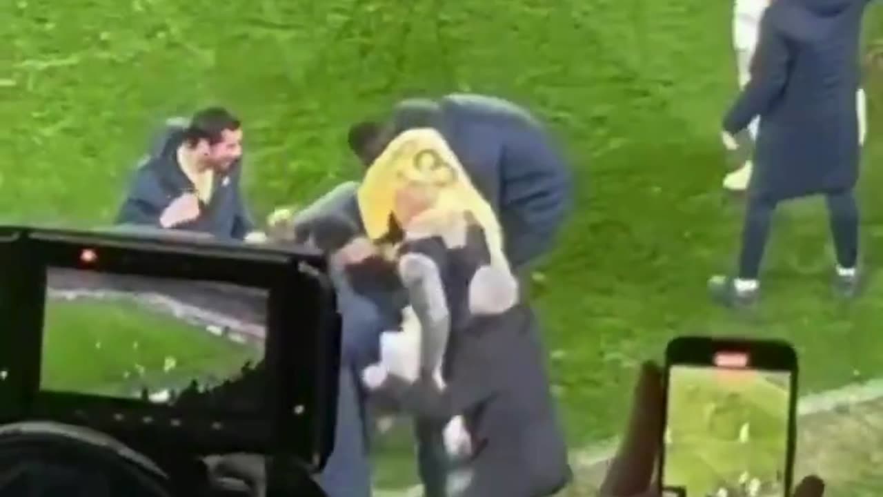 Jose Mourinho drags Fenerbahce assistant by the hood during goal celebrations in bizarre scene