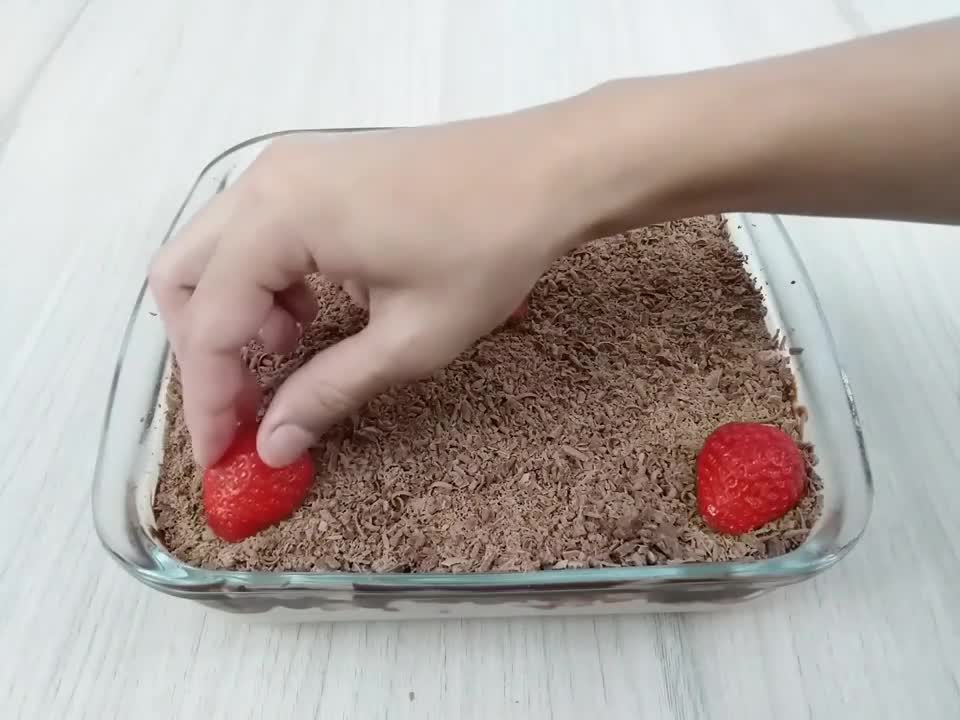 Bombom de morango na travessa, sobremesa fácil e deliciosa!