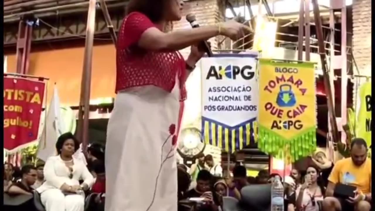 Evento da UNE mais parece um encontro de partidos de extrema-esquerda.