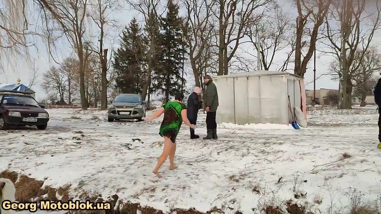 ВОДОХРЕЩА Купание в Проруби Beautiful women bathing in ice water Zhitomir UKRAINE Swimming water #3