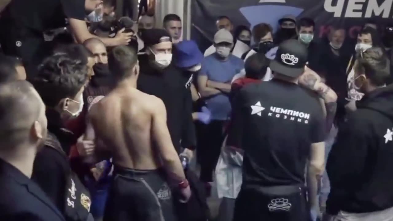 A bloody street boxing match, with heavy punches, directly defeating the opponent!