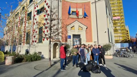 Të rinjte e FRPD lene perpara Bashkise se Tiranes qese mbeturinash.