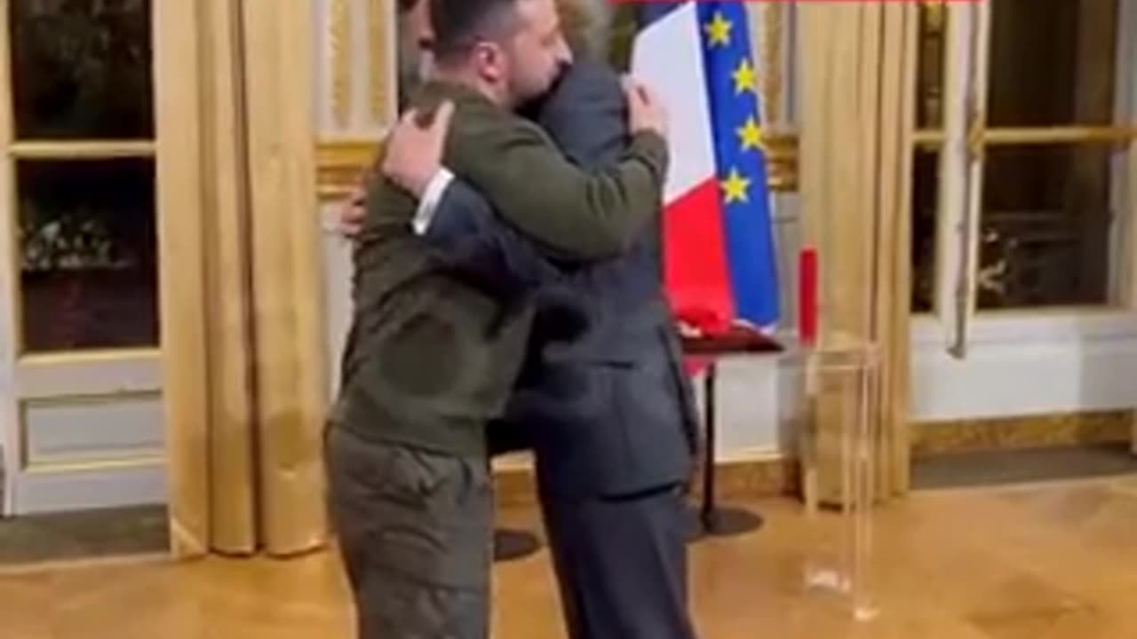 젤렝스키와 마크롱 포옹 촬영