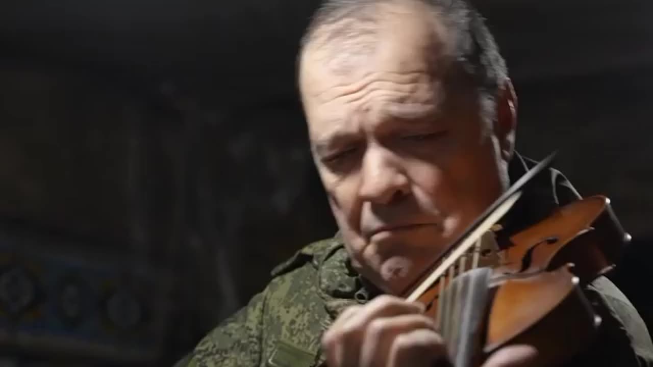 Russia frontline creative team continues its concerts for its personals