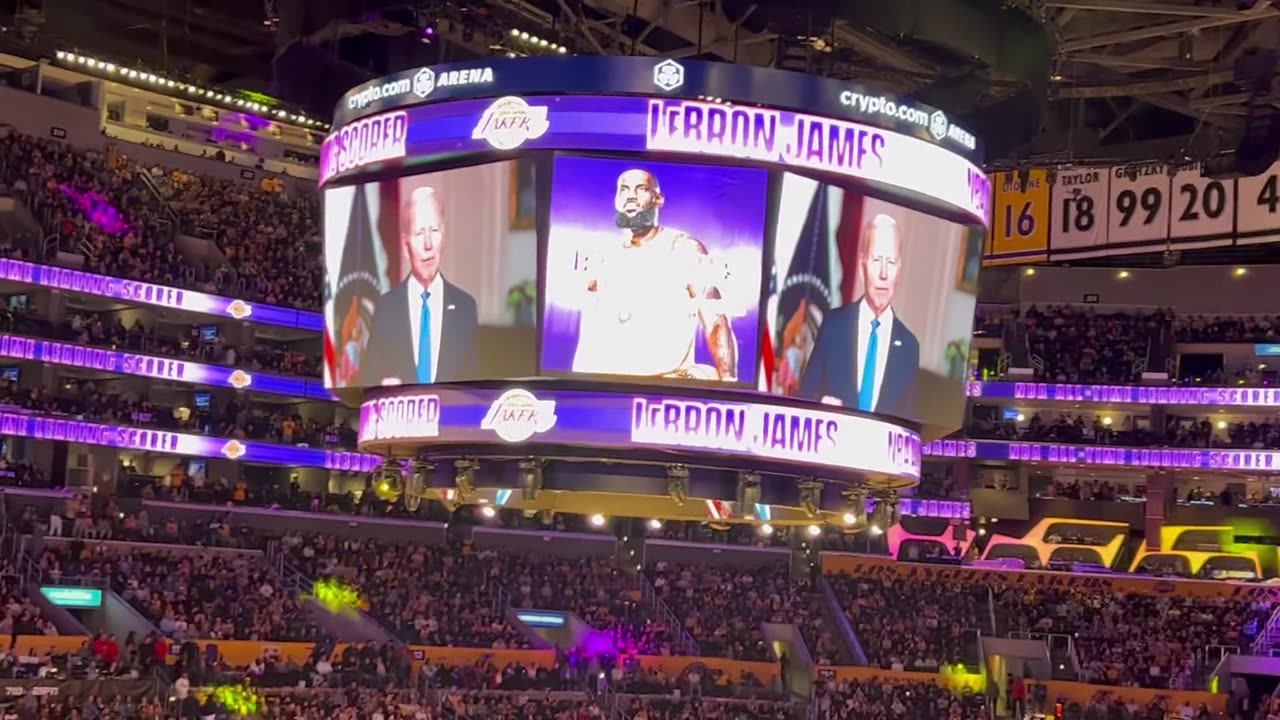 EVEN AT THE LAKERS GAME!!!🤣🤣🤣