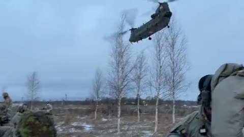 Training of the Ukrainian military in England using a CH-47 helicopter.